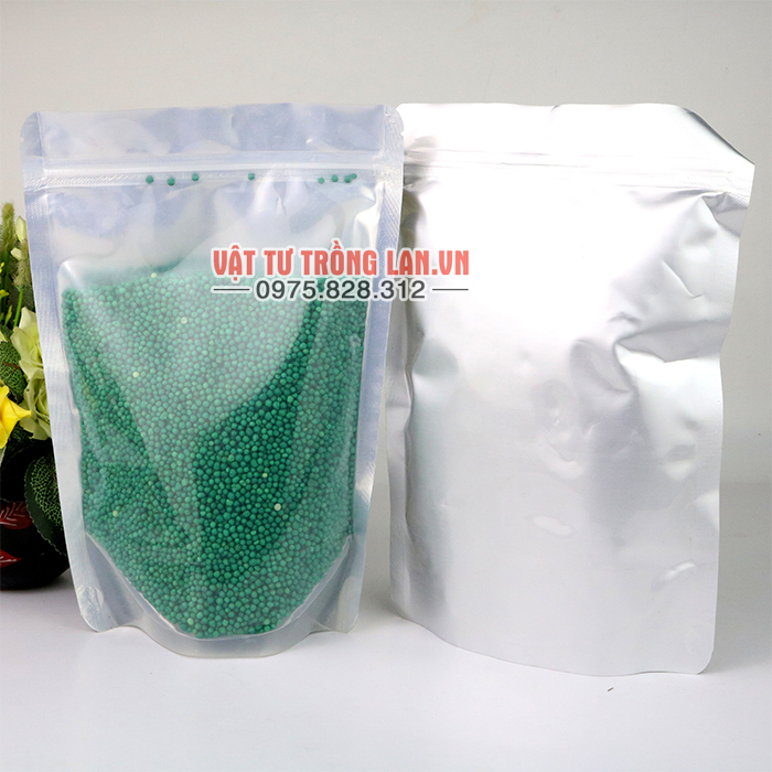 Phân xanh Mỹ dạng viên hạt, rải đều lên mặt chậu gói 1kg